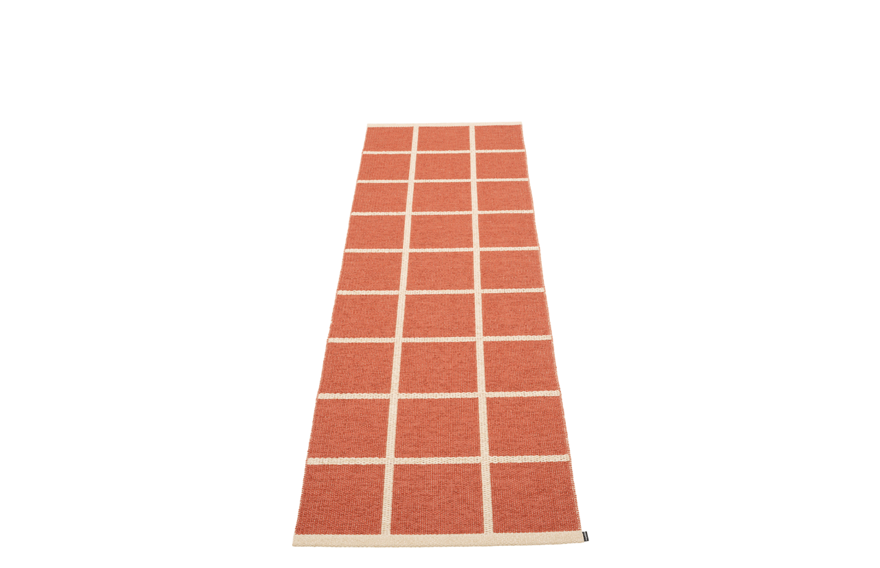 tamsiai raudona / brick